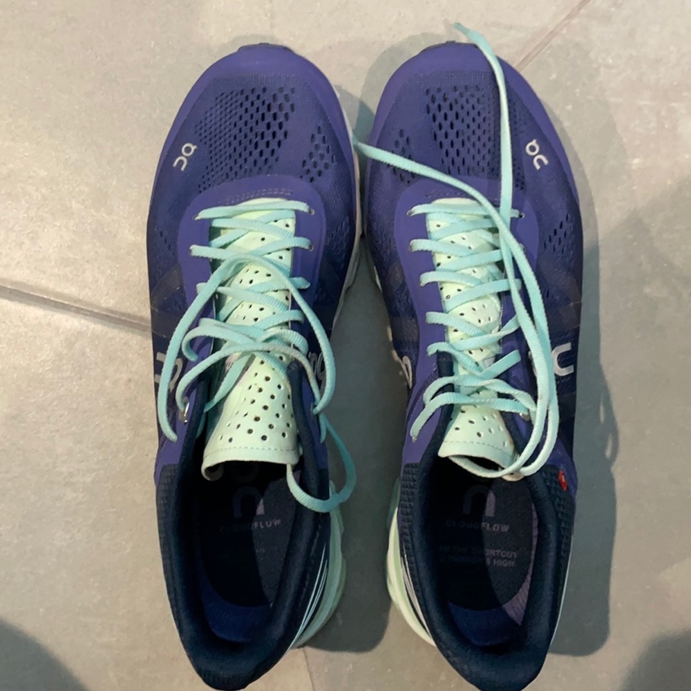 On cloud foam running shoes